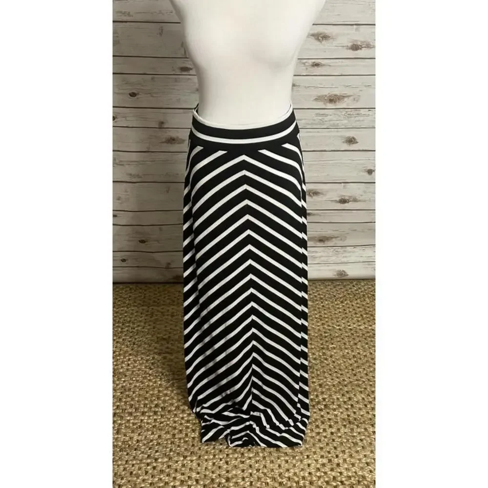 Travelers by Chico's casual black/white chevron maxi skirt Size 1/Med/8